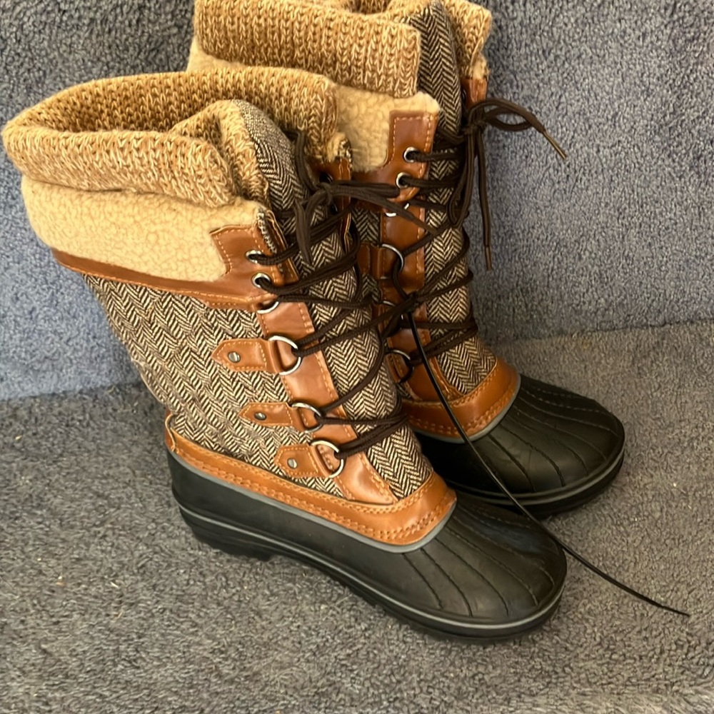 NWOT Winter boots size 37 Europe